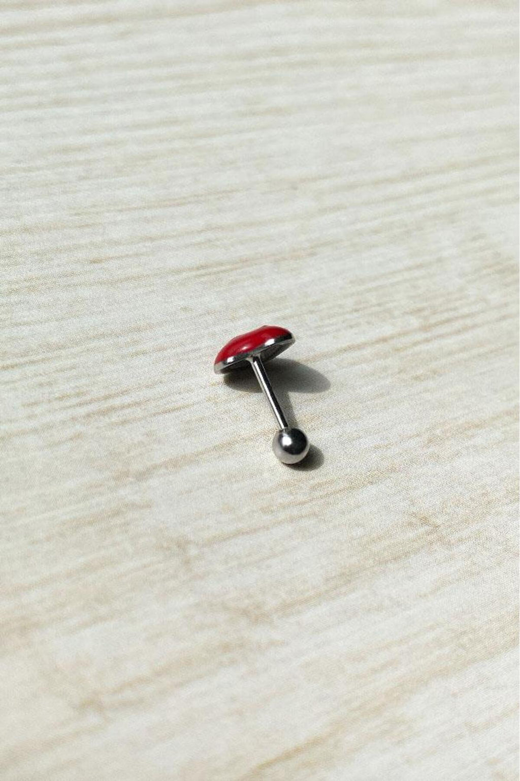 Kırmızı Mineli Love Kalp Piercing Küpe