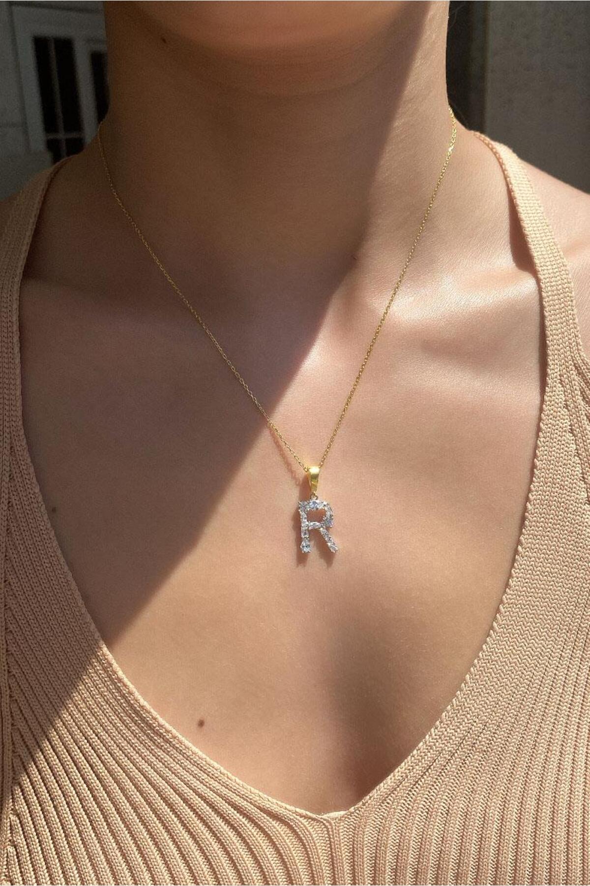Geometrik Taşlı ‘'R'' Harf Kolye