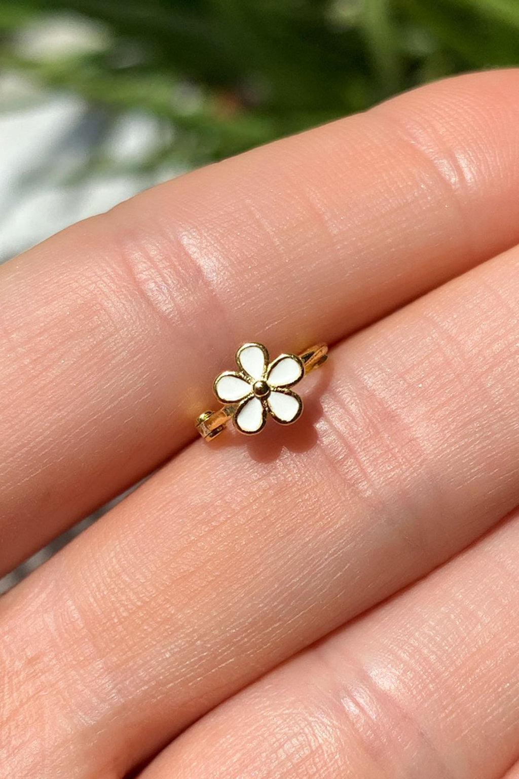 Beyaz Mineli Papatya Halka Piercing Küpe