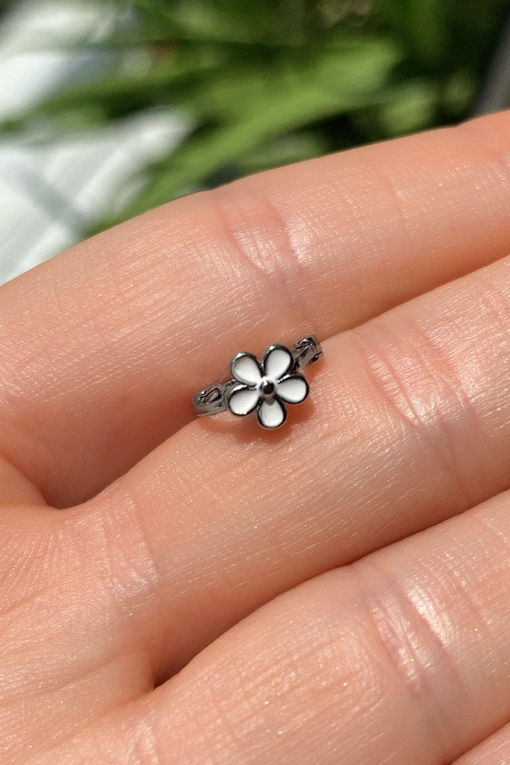 Beyaz Mineli Papatya Halka Piercing Küpe