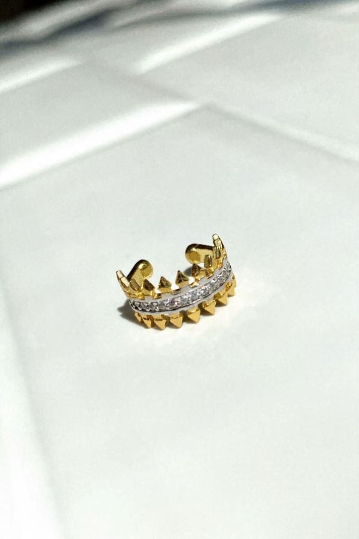 Taşlı Crown Kıkırdak Küpe