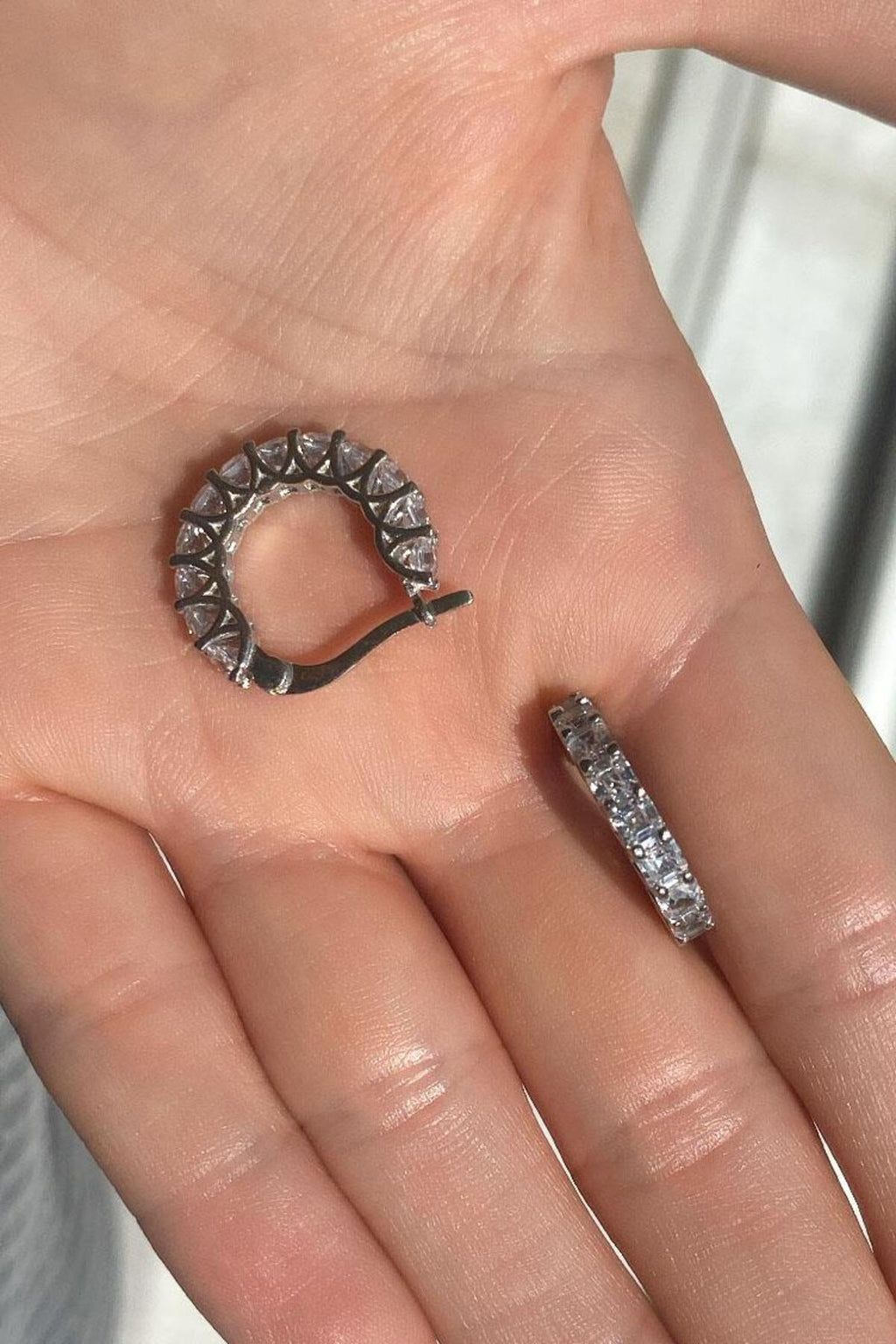 1.9 cm Taşlı Halka Küpe