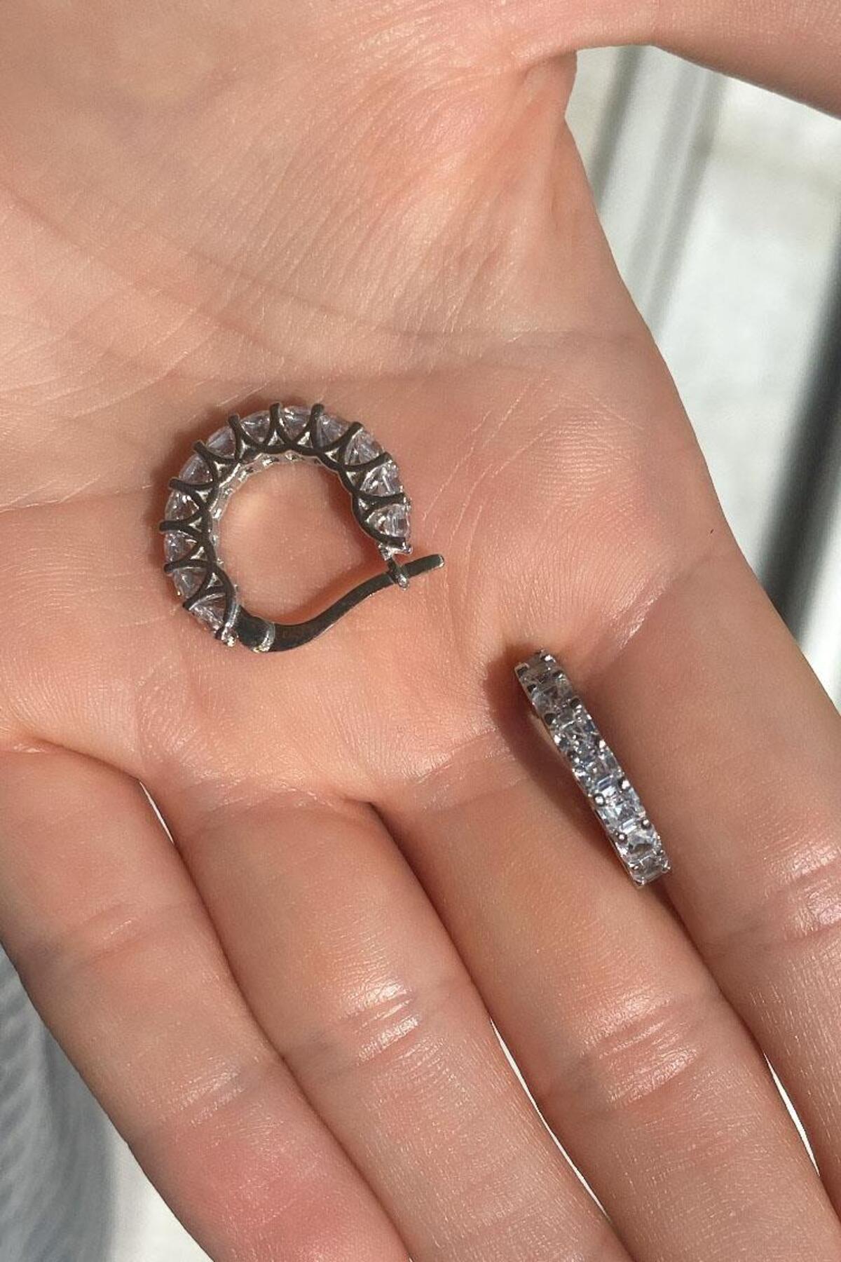 1.9 cm Taşlı Halka Küpe