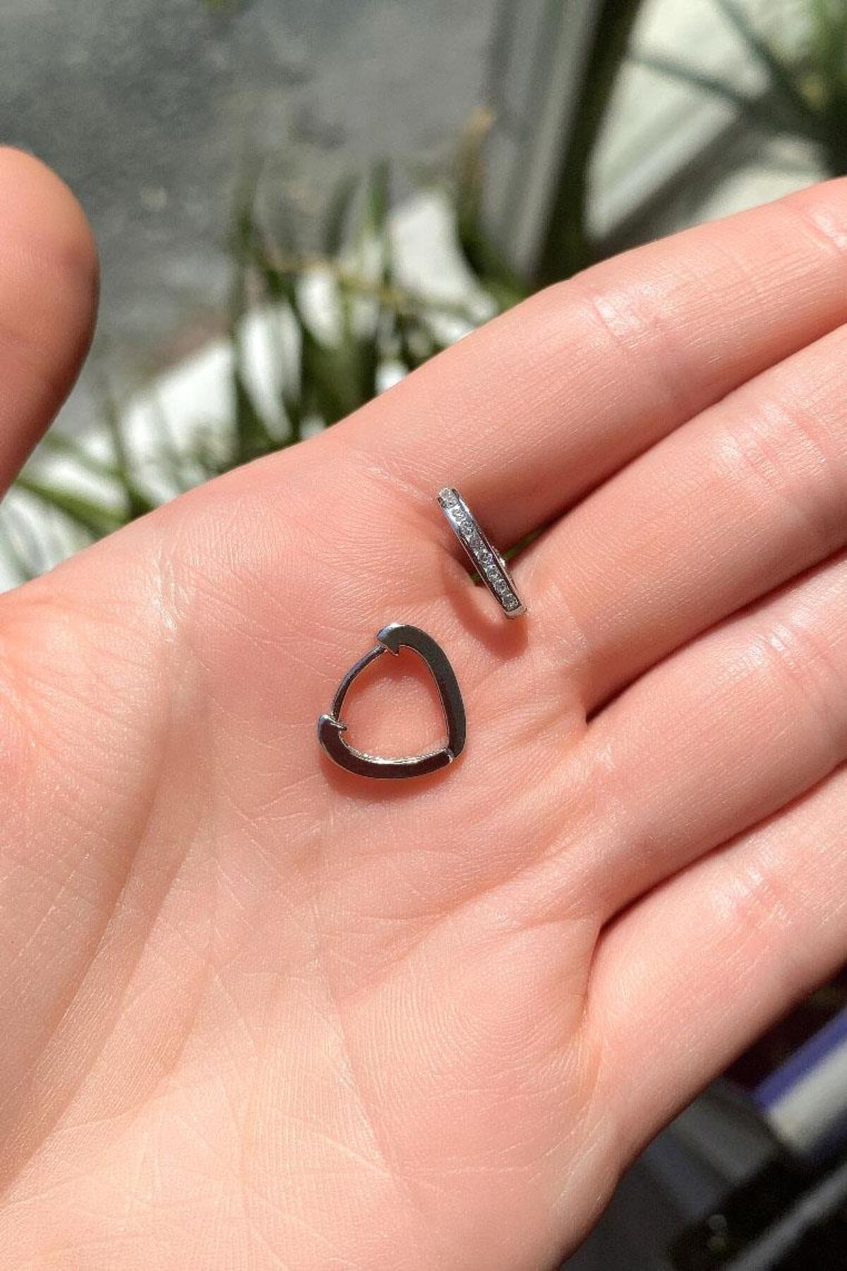 Beyaz Taşlı Mini Oval Halka Küpe