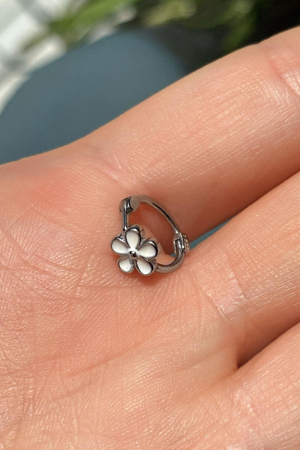 Beyaz Mineli Papatya Halka Piercing Küpe