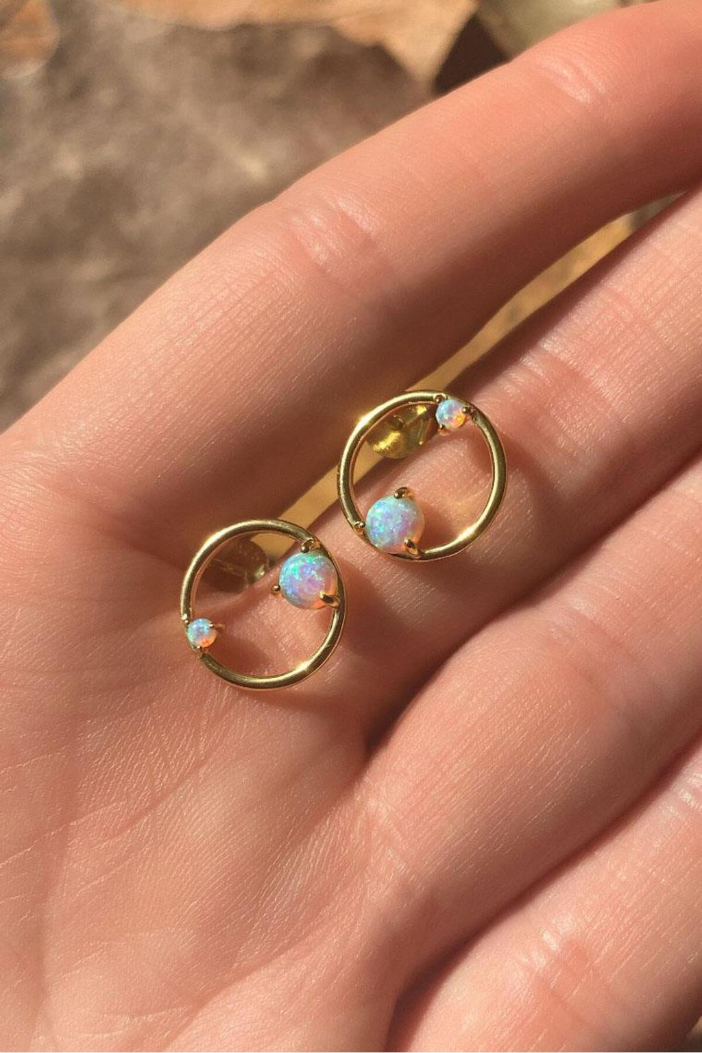 Opal Taşlı Yuvarlak Minimal Küpe