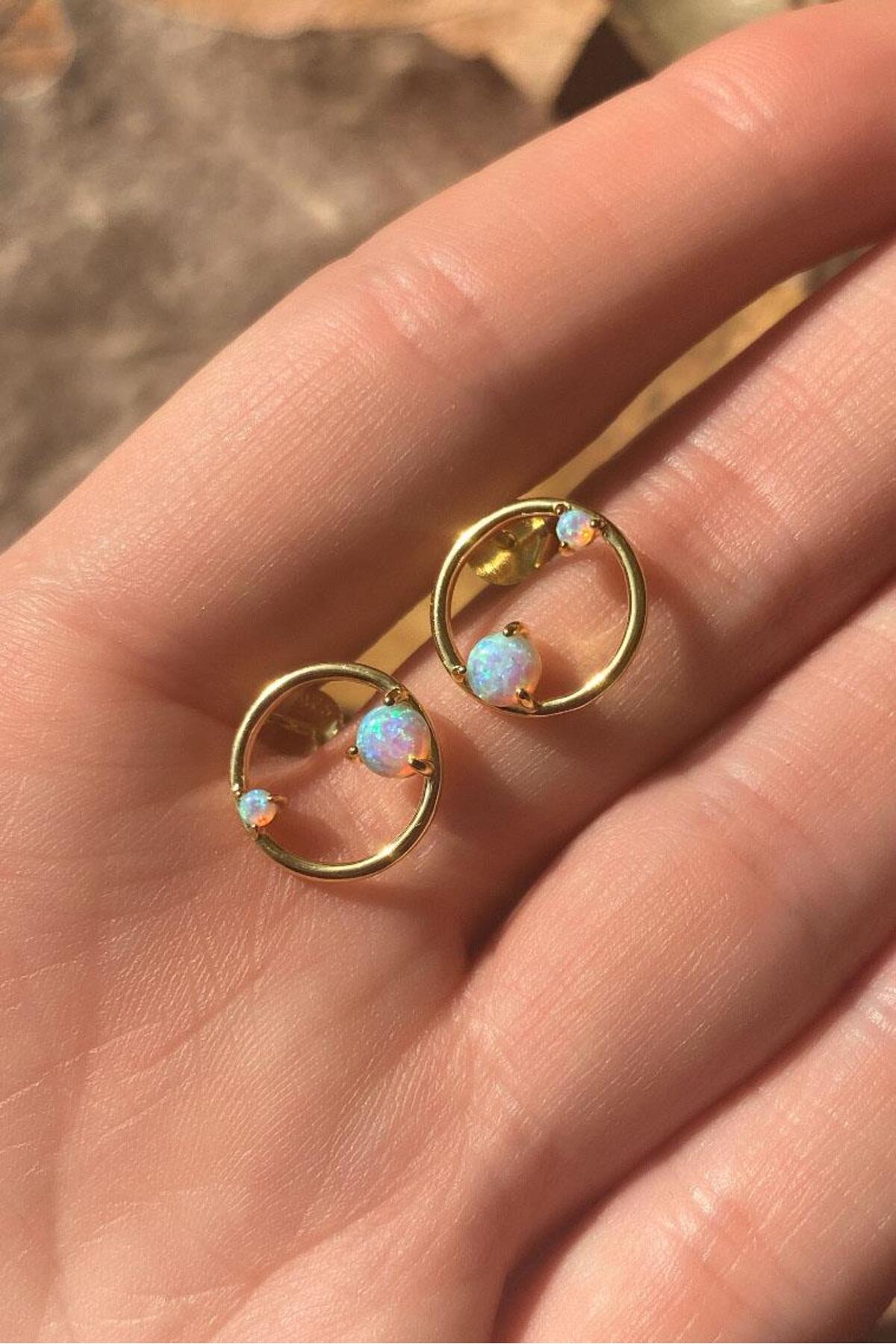 Opal Taşlı Yuvarlak Minimal Küpe